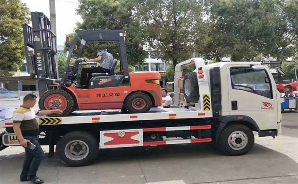 亳州长沙天心区24小时拖车电话，长沙天心区汽车救援公司一般多少钱